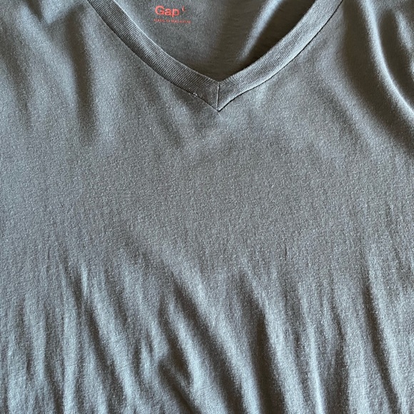 Gap Men’s Gray V-Neck Tee Shirt Size Large Short Sleeve EXCELLENT CONDITION - Picture 6 of 7